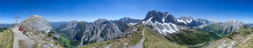 360-Grad-Panorama am Gipfel der Hahnkampl Spitze (2080m) mit Blick auf Sonnjoch, das Pertisauer Karwendeltal mit der Gramei-Alm, das Rofan, Dristkopf, Rappenspitze, Lunstkopf, Rauhen Knöll, Hochnissl Spitze, Lamsen Spitze, Laliderer Wände, Birkkar Spitze, Gumpen Spitze, östliche Karwendelspitze, Gamsjoch, Grameijoch und Stoanblamlkopf, Karwendel, Österreich, Juni 2014.