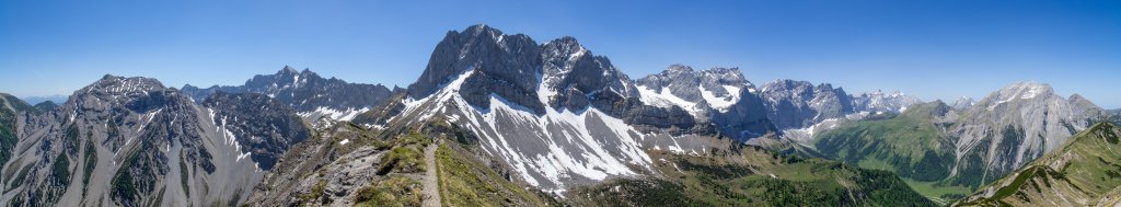 Am Gipfelgrat der Hahnkampl Spitze (2080m) mit Blick auf den Rauhen Knöll (2277m), die Hochnissl Spitze (2546m), Lamsen Spitze (2508m), Laliderer Wände, Gumpen Spitze (2170m) und Gamsjoch (2452m), Karwendel, Österreich, Juni 2014.