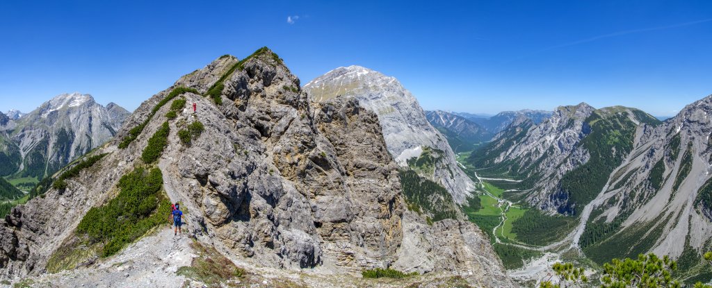 Steiler Abstieg von der Hahnkampl Spitze (2080m) zum Westlichen Lamsenjoch, hoch über dem tief eingeschnittenen Falzthurntal mit der Gramei-Alm, Karwendel, Österreich, Juni 2014.