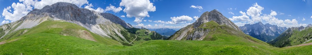 360-Grad-Panorama im Sattel zwischen Predigtstein (2234m) und der Südflanke des Wetterstein Gebirges mit dem Hochwanner (2744m) und mit Blick auf die Gehrenspitze (2367m), die Rotmoosalm (2030m) sowie das Mieminger Gebirge mit Karkopf (2469m), Hoher Wand (2719m) und Hochplattig (2768m), Wetterstein Gebirge, Österreich, Juni 2014.