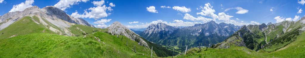 360-Grad-Panorama vom Mitterjöchl/Mitterberg mit Blick auf die Südflanke des Wetterstein Gebirges mit Hohem Kamm (2376m) und Hochwanner (2744m), die vorgelagerte Gehrenspitze (2367m) und den Predigtstein (2234m), Hohe Munde (2662m), Karkopf (2469m), Hohe Wand (2719m), Hochplattig (2768m) und die weiteren westlichen Berge des Mieminger Gebirges, den Stabl-Kopf (2201m), den Haberlehn-Kopf (2262m), das Wannigjöchl (2186m) sowie das darunter gelegene Steinerne Hüttl (1930m), Wetterstein Gebirge, Österreich, Juni 2014.