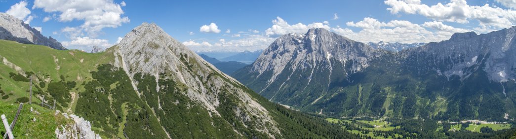 Die Gehrenspitze (2367m) und der Predigtstein (2234m) sind felsige Erhebungen in der Südflanke des Wettersteingebirges hoch über dem Gaistal bei Leutasch und gegenüber der Hohen Munde (2662m), Wetterstein Gebirge, Österreich, Juni 2014.