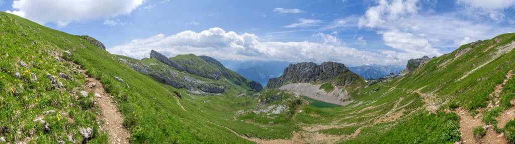 Am Höhenweg unterhalb der Rofanspitze (2259m) mit Blick auf den Sagzahn (2228m), das Vordere Sonnwendjoch (2224m), die verfallene Lemperer-Alm, den Grubasee, die Grubalackenspitze (2169m) und die Grubascharte (2102m), durch die der Roßkopf (2246m) hindurch schaut, Rofan, Österreich, Juni 2014.