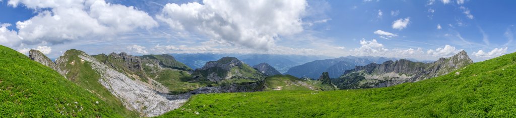 Nach etwas ausgesetztem Aufstieg aus der Seekarlscharte eröffnet der Gipfel des Spieljochs (2236m) einen weiten Rofan-Rundumblick mit der Gartenzwergspitze, der Seekarlspitze (2261m), der Rofanspitze (2259m), dem Roßkopf (2246m), dem gerade noch so sichtbaren Sagzahn (2228m), dem Vorderen Sonnwendjoch (2224m), der Haidachstellwand (2192m), dem Ebener Joch (1957m), dem Gschöllkopf (2039m), den Dalfazer Wänden und dem Hochiss (2299m). In der Ferne liegen die Zillertaler Alpen und die Kämme des Östlichen Karwendels. Rofan, Österreich, Juni 2014.