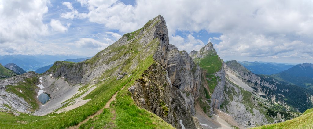 An der Seekarlscharte - dem Sattel zwischen Seekarlspitze (2261m) und Spieljoch (2236m) - eröffnet sich ein Blick auf die kleine Grubalacke sowie auf die steilen Nordabstürze des Rofan am Spieljoch und am Hochiss (2299m) mit dahinter noch zu erkennendem Stuhljöchl (2157m), Rofan, Österreich, Juni 2014.