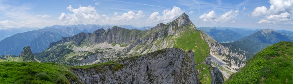 Blick vom Gipfel des Spieljochs (2236m) auf Gschöllkopf (2039m), die Dalfazer Wände, den nach Norden hin steil abbrechenden Hochiss (2299m) sowie den Vorder- und Hochunnütz (2078m/2075m), Rofan, Österreich, Juni 2014.