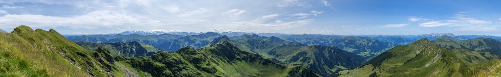 Gipfelpanorama vom Gipfel des Bischof (2127m) in den Kitzbüheler Alpen mit dem Großen Gebra (2057m), dem Kitzbüheler Horn (1996m) und dem Wilden Kaiser im Norden, dem Rettenstein (2366m) im Westen und dem Alpenhauptkamm der Hohen Tauern und Zillertaler Alpen im Süden, Kitzbüheler Alpen, Österreich, August 2014.