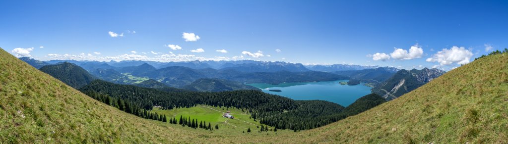 Der Gipfel des Jochbergs (1556m) bietet einen weiten Blick über das Mangfallgebirge, das Karwendel, das Soierngebirge, den Walchensee, den Wetterstein mit der Zugspitze und das Estergebirge, Mangfallgebirge, Bayrische Voralpen, August 2014.