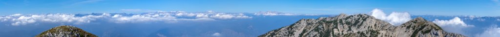 Der Gipfel des Monte Telegrafo (2200m) im Kamm des Monte Baldo über dem Gardasee ermöglichte hier einen Blick über die Dunst- und Wolkendecke bis hin zur Adamello-Presanella-Gruppe und bis zur Brenta, Gardasee-Berge, Trentino, Italien, September 2014.