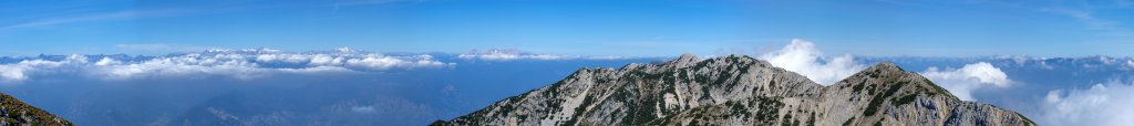 Der Gipfel des Monte Telegrafo (2200m) im Kamm des Monte Baldo über dem Gardasee ermöglichte hier einen Blick über die Dunst- und Wolkendecke bis hin zur Adamello-Presanella-Gruppe und bis zur Brenta; im Vordergrund der nördliche Teil des Kamms des Monte Baldo mit der Cima di Valdritta (2218m) und der Punta Pettorina (2192m), Gardasee-Berge, Trentino, Italien, September 2014.