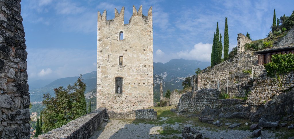 Hauptturm der Burg Arco am Gardasee, Gardasee-Berge, Trentino, Italien, September 2014.