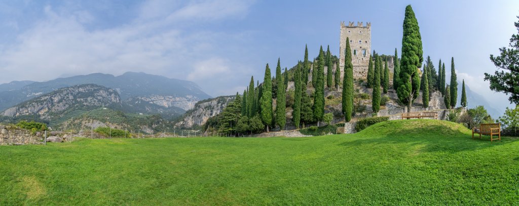 An der Auffahrt zur Burg Arco am Gardasee, Gardasee-Berge, Trentino, Italien, September 2014.