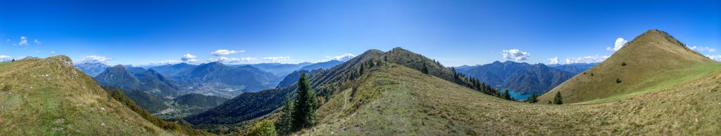 360-Grad-Panorama an der Bocca Dromae (1650m) hoch über dem Val di Ledro und Arco mit Blick auf den Cima d'Oro (1802m) und den Cima Sclapa (1985m), Gardasee-Berge, Trentino, Italien, September 2014.