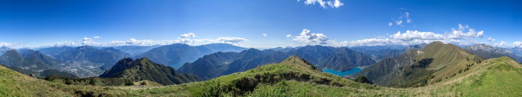 360-Grad-Panorama am Gipfel des Cima d'Oro (1802m) mit Blick ins Tal von Arco, dem Monte Stivo (2059m), dem Kamm des Monte Baldo (2218m), dem Gardasee und dem Lago di Ledro, Gardasee-Berge, Trentino, Italien, September 2014.