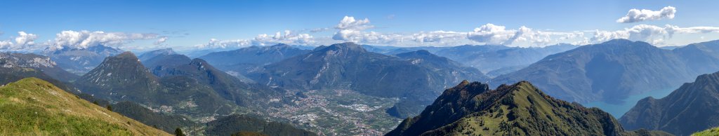 Blick vom Gipfel des Cima d'Oro (1802m) nach Norden und Osten auf den Tofino (2151m) und Monte Altissimo (2128m), Monte Misone (1803m), das Tal von Arco mit dem darüber sich erhebenden Monte Stivo (2059m) sowie dem nördlichen Ende des Gardasees mit dem Kamm des Monte Baldo (2218m), Gardasee-Berge, Trentino, Italien, September 2014.