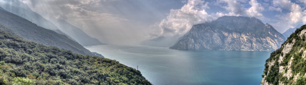 Blick vom Panoramaweg bei Torbole auf das Westufer des Gardasees, Gardasee-Berge, Trentino, Italien, September 2014.