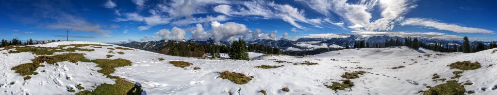 360-Grad-Gipfelpanorama an der Hochalm (1427m) auf dem Gerstenrieder Kopf mit weitem Blick über die Berggipfel des Mangfallgebirges und des nördlichen Karwendel mit Ross- und Buchstein, Halserspitz, Guffert, Unnütz, Juifen, Demeljoch und Schafreuther, Mangfallgebirge, Bayrische Voralpen, Oktober 2014.