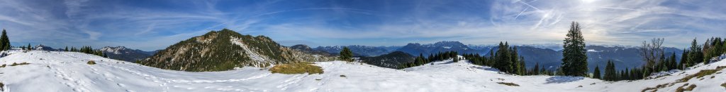 360-Grad-Panorama am Gipfel des Semmelkopfs (1558m) vis-a-vis des Trainsjochs (1707m) mit weitem Rundumblick auf Hinteres Sonnenwendjoch, Rotwandgebiet, den Brünnstein, die Chiemgauer Alpen mit der Kampenwand, Zahmen und Wilden Kaiser, Kitzbüheler Alpen mit dem Kitzbüheler Horn, Hoher Salve und Rettenstein sowie den fernen Alpenhauptkamm mit Großglockner und Großvenediger, Mangfallgebirge, Bayrische Voralpen, November 2014.