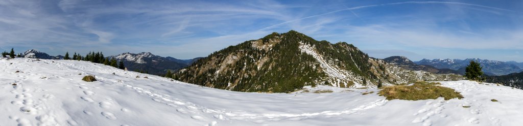 Blick vom Semmelkopf (1558m) auf das gegenüberliegende Trainsjoch (1707m) vor dem Hintergrund von Hinterem Sonnwendjoch, Rotwandgebiet, Brünnstein und den Chiemgauer Bergen, Mangfallgebirge, Bayrische Voralpen, November 2014.