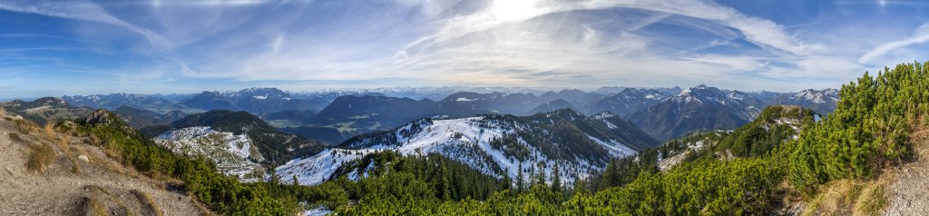 Gipfelpanorama vom Trainsjoch (1707m) mit Brünnstein, Chiemgauer Alpen, Zahmem und Wildem Kaiser, Pentling, Semmlkopf (1558m), Rofan, Guffert, Hinterem Sonnwendjoch, Rotwandgebiet und am Horizont der langen Gipfelparade des Alpenhauptkamms, Mangfallgebirge, Bayrische Voralpen, November 2014.