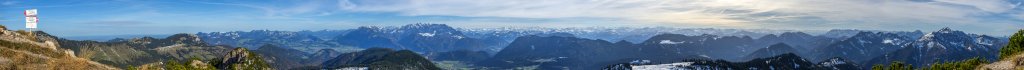 Der Gipfel des Trainsjochs (1707m) eröffnet einen weiten Blick bis zum Alpenhauptkamm mit den Gipfeln der Hohen Tauern, dem Großglockner, dem Großvenediger und den Zillertaler Alpen, Mangfallgebirge, Bayrische Voralpen, November 2014.