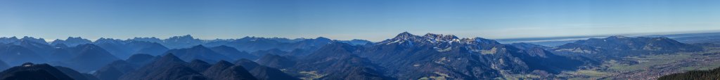 Gipfelpanorama vom Schnberg mit Blick nach Westen vom Schafreuther bis zur Benediktenwand und zum Bloomberg, Mangfallgebirge, Bayrische Alpen, November 2014.