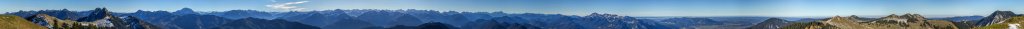 360-Grad-Panorama am Gipfel des Schnbergs (1621m) mit weitem Blick nach Sden auf Ro- und Buchstein, Halserkamm, Guffert, Karwendel, Soierngebirge und Wetterstein sowie den fernen Hauptkamm der Alpen mit Groglockner und Grovenediger, Mangfallgebirge, Bayrische Alpen, November 2014.