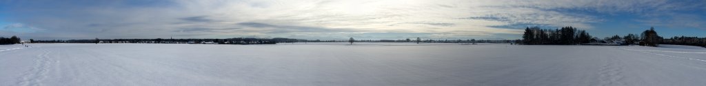 Die Felder bei Erlkam und Föching bieten einen weiten Blick über Holzkirchen und die sich dahinter erhebenden Ketten der Bayrischen Voralpen von der Kampenwand bis zur Benediktenwand, Erlkam bei Holzkirchen, Bayrische Voralpen, Januar 2015.