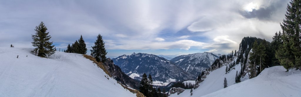 Schneeschuhtour aufs Abereck (1461m) in den Chiemgauer Alpen mit Blick auf die Kampenwand und Aschentaler Wände, Chiemgauer Alpen, Februar 2015.