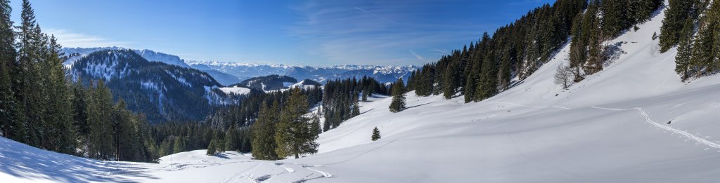 Aufstieg auf die Mühlhornwand (1658m) mit Blick auf Kaisergebirge und Inntal mit dem markanten Gipfel des Pendling, Chiemgauer Alpen, März 2015.