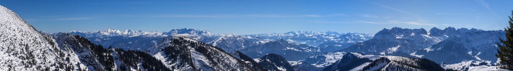 Große Alpen-Gipfelschau am Gipfel der Mühlhornwand (1658m) mit Blick auf die Berchtesgadener Alpen, Loferer Steinberge, die Hohen Tauern mit dem Großglockner und den Wilden Kaiser, Chiemgauer Alpen, März 2015.