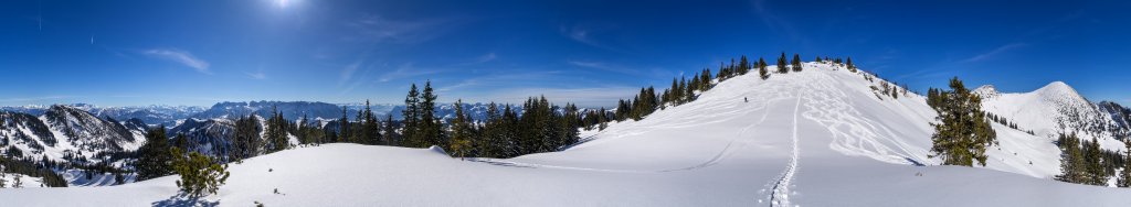 360-Grad-Panorama unterhalb der Mühlhornwand (1658m), flankiert von Roßalpenkopf (1762m) und Geigelstein (1808m) und weitem Blick nach Süden auf den Breitenstein (1661m), die Hohen Tauern, den Wilden und Zahmen Kaiser und das Mangfallgebirge über dem Inntal, Chiemgauer Alpen, März 2015.