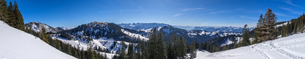 Panorama nahe der Schreckalm (1399m) mit Blick auf Breitenstein (1661m), Hochköpfl (1539m), Wilden und Zahmen Kaiser, Wandberg (1554m) und das Mangfallgebirge über dem Inntal, Chiemgauer Alpen, März 2015.