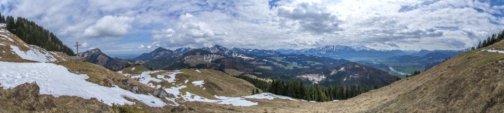 Blick vom Hausberg der Kranzhornalm (1217m) mit Blick auf die Chiemgauer Alpen mit Wasserwand, Heuberg, Hochries und Spitzberg sowie den Zahmen und Wilden Kaiser und das Inntal, Chiemgauer Alpen, April 2015.