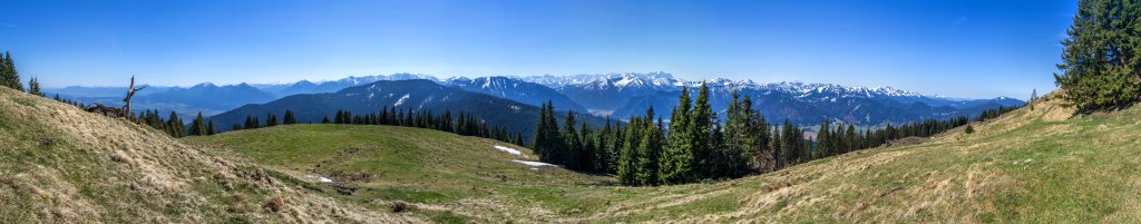 Der Stierkopf (1535m) bei Unterammergau bietet eine weite Rundumsicht auf die Gipfel von Benediktenwand, Heimgarten, Setzberg, Schafreuther, das Estergebirge, Laber und Ettaler Mandl, das Wetterstein Gebirge mit Alpspitze und Zugspitze, die Notkarspitze, den Kamm der Östlichen Ammergauer Alpen mit dem Pürschling bis hin zu den Tannheimer Bergen mit dem Aggenstein, Ammergauer Alpen, April 2015.