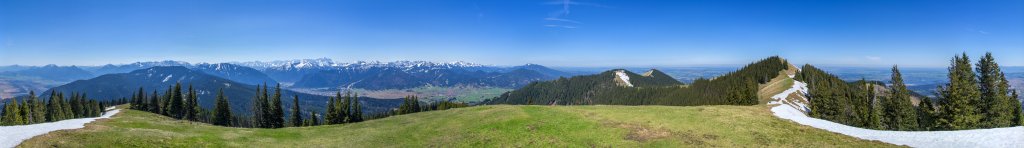360-Grad-Panorama am Gipfel des Stierkopfes (1535m) mit Blick auf Ettaler Mandl (1631m) und Laber (1682m), Mittleres Hörnle (1496m), Vorderes Hörnle (1484m) und Hinteres Hörnle (1548m) vor Estergebirge, Wetterstein und Ammergauer Alpen, Ammergauer Alpen, April 2015.
