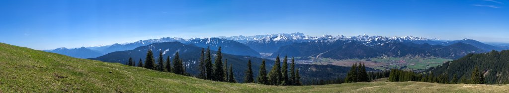 Der Stierkopf (1535m) bei Unterammergau bietet eine weite Rundumsicht auf die Gipfel von Heimgarten, Setzberg, Schafreuther, das Estergebirge, Laber und Ettaler Mandl, das Wetterstein Gebirge mit Alpspitze und Zugspitze, die Notkarspitze, den Kamm der Östlichen Ammergauer Alpen mit dem Pürschling bis hin zu den Tannheimer Bergen mit dem Aggenstein, Ammergauer Alpen, April 2015.