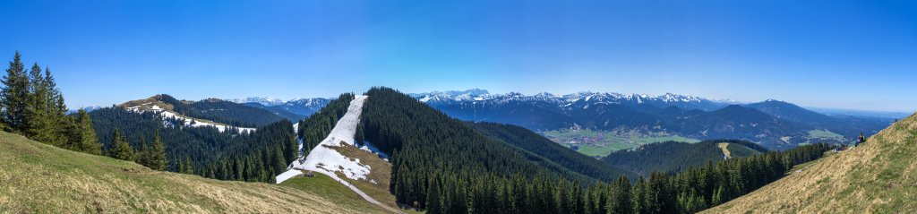 Blick vom Gipfel des Vorderen Hörnles (1484m) auf Hinteres Hörnle (1548m), Stierkopf (1535m) und Mittleres Hörnle (1496m) vor den Kämmen von Estergebirge, Wetterstein und Östlichen Ammergauer Alpen, Ammergauer Alpen, April 2015.