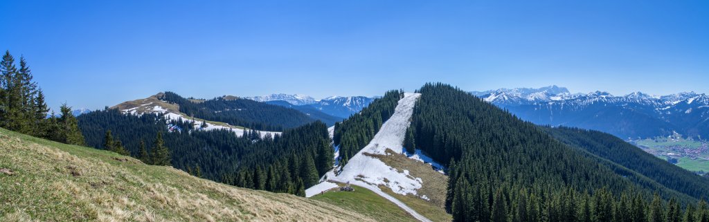 Blick vom Gipfel des Vorderen Hörnles (1484m) auf Hinteres Hörnle (1548m), Stierkopf (1535m) und Mittleres Hörnle (1496m) vor den Kämmen von Estergebirge, Wetterstein und Östlichen Ammergauer Alpen, Ammergauer Alpen, April 2015.