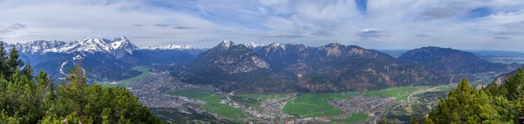 Blick vom Schafkopf im Aufstieg auf den Wank oberhalb von Garmisch-Partenkirchen und Farchant hinüber zum Wetterstein Gebirge mit Alpspitze (2628m) und Zugspitze (2962m), Mieminger Kette, Kramerspitz (1985m), Vorderen Felderkopf (1928m), Notkarspitze (1988m), Kofel, Laber (1682m) und Ettaler Mandl, Estergebirge, April 2015.