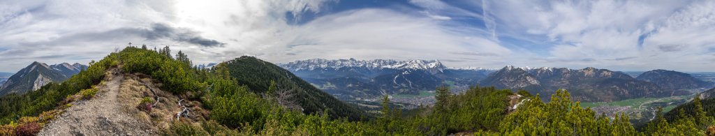 360-Grad-Panorama am Gipfel des Eckenberges (1740m) mit Blick auf Estergebirge, den Wank-Hauptgipfel (1780m), die lange Kette des Wetterstein Gebirges mit Alpspitze und Zugspitze, die Mieminger Kette und den Kramerspitz (1985m) über Garmisch-Partenkirchen, die östlichen Ammergauer Alpen, Notkarspitze (1988m), Kofel, Laber (1682m) und Ettaler Mandl, Estergebirge, April 2015.