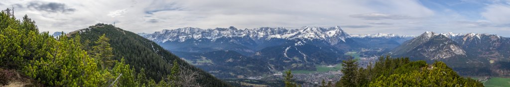 Blick vom Eckenberg (1740m) auf den Wank-Hauptgipfel (1780m), die lange Kette des Wetterstein Gebirges mit Alpspitze und Zugspitze, die Mieminger Kette und den Kramerspitz (1985m) über Garmisch-Partenkirchen, Estergebirge, April 2015.