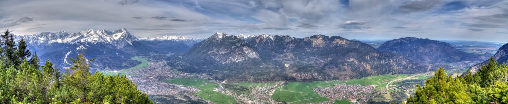 Blick vom Schafkopf im Aufstieg auf den Wank oberhalb von Garmisch-Partenkirchen und Farchant hinüber zum Wetterstein Gebirge mit Alpspitze (2628m) und Zugspitze (2962m), Mieminger Kette, Kramerspitz (1985m), Vorderen Felderkopf (1928m), Notkarspitze (1988m), Kofel, Laber (1682m) und Ettaler Mandl, Estergebirge, April 2015.