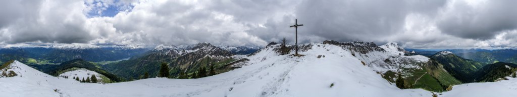 360-Grad-Panorama am Gipfel der zu Pfingsten mit 15cm Neuschnee gut verschneiten Hochplatte (1813m) bei Achenkirch mit Blick auf Guffert (2195m), Unnütz (2075m), Achensee und Rofan, Seekarspitze (2053m) und Seebergspitze (2085m), Sonntagsspitze (1923m), Rether Kopf (1926m), Kafell (1906m), Marbichler Spitze (1898m), Juifen (1987m), Pitzkopf (1671m) und Schulterberg (1686m), Karwendel, Mai 2015.