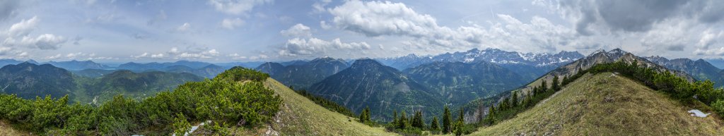 360-Grad-Panorama am Gipfelgrat des Fermerskopfes (1851m), einer Graterhebung zwischen dem Galgenstangenkopf (1806m) und der Baierkarspitze (1909m), mit Blick auf den Walchensee, Heimgarten, Herzogstand und die Benediktenwand im Norden, Schafreuther und Vorderskopf in der südlichen Nachbarschaft vor der Karwendel-Nordkette sowie dem Soierngebirge im Westen, Karwendel, Mai 2015.