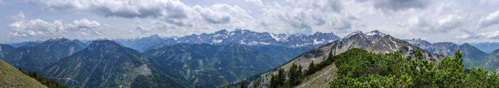 Blick vom Gipfel des Fermerskopfes (1851m) auf Schafreuther, Vorderskopf, Hochalplkopf, die Karwendel-Nordkette, Soiernspitze, Krapfenkarspitze, Baierkarspitze und Schöttelkarspitze, Karwendel, Mai 2015.