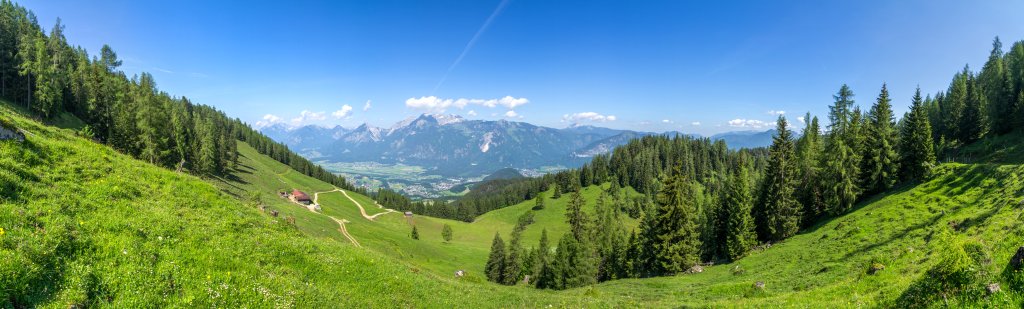 Blick von der Außerhauseralm über Brixxlegg und das Inntal auf Rofan und Karwendelgebirge, Westliche Kitzbüheler Alpen, Mai 2015.