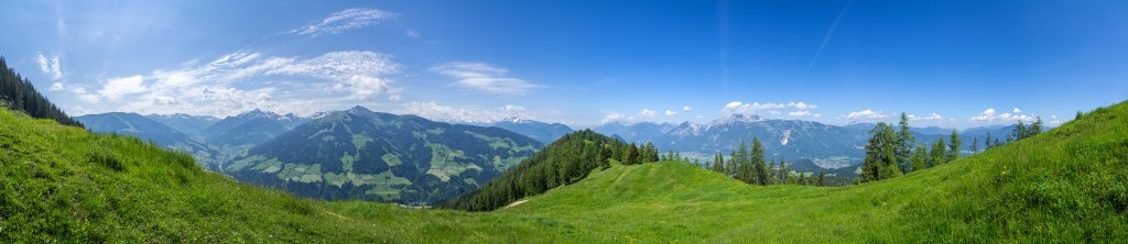 Blick vom Hauser Joch am Westaufstieg auf die Gratlspitze (1899m) auf das Alpbachtal mit dem dominanten Wiedersberger Horn (2127m) und dem Galtenberg (2424m), die Tuxer Alpen sowie Karwendelgebirge, Rofan und Guffert über dem Inntal, Westliche Kitzbüheler Alpen, Mai 2015.