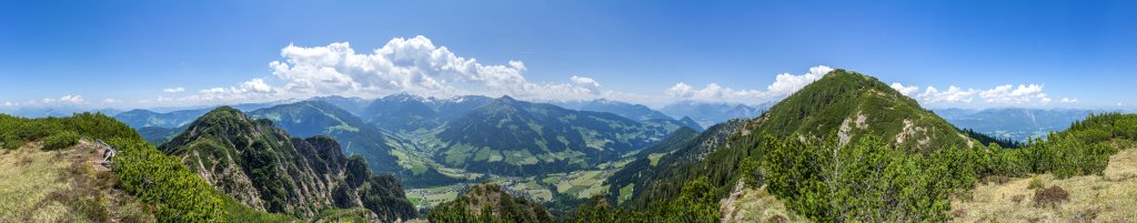 360-Grad-Panorama vom östlichen Vorgipfel der Gratlspitze (1899m) bei Brixlegg mit Blick auf das Alpbachtal mit Wiedersberger Horn (2127m) und Galtenberg (2424m), Westliche Kitzbüheler Alpen, Mai 2015.