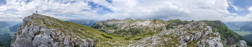 360-Grad-Panorama am Gipfel der Haidachstellwand (2192m), der einen weiten Überblick über das Rofan mit allen seinen Gipfeln bietet. Nach Süden fällt die Haidachstellwand steil ins Inntal ab, Rofan, Juni 2015.